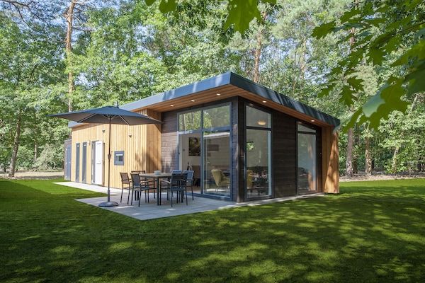 Buitenkant - Lodge in Bospark 't Wolfsven met Tuin in Mierlo (1)