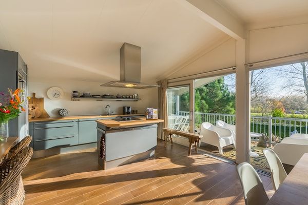 Keuken - Bungalow bij Strand en Jachthaven Kamperland in Kamperland (2)