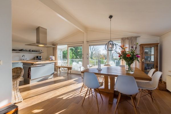 Woonkamer - Bungalow bij Strand en Jachthaven Kamperland in Kamperland (1)