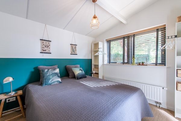 Slaapkamer - Bungalow bij Strand en Jachthaven Kamperland in Kamperland (3)
