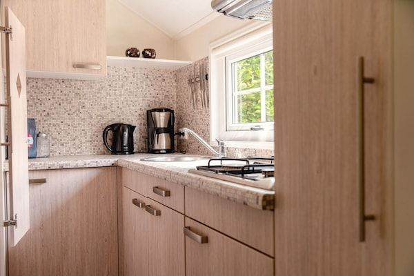 Keuken - Gezellige lodge voor 4 personen bij de speeltuin in Zuna (3)