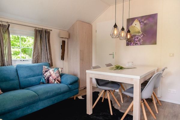 Woonkamer - Gezellige lodge voor 4 personen bij de speeltuin in Zuna (2)