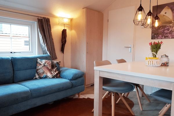 Woonkamer - Gezellige lodge voor 4 personen bij de speeltuin in Zuna (5)