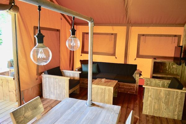Woonkamer - Safaritent 5 personen vlakbij het strand in 's-Gravenzande (2)