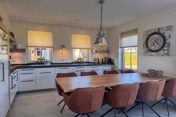 Keuken - Ontspannende villa met open haard in Delfstrahuizen (3)
