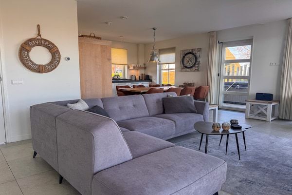 Woonkamer - Ontspannende villa met open haard in Delfstrahuizen (2)