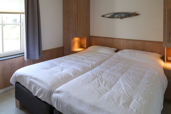 Slaapkamer - Ontspannende villa met open haard in Delfstrahuizen (4)