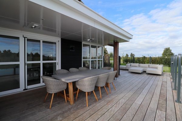 Terras - Ontspannende villa met open haard in Delfstrahuizen (5)