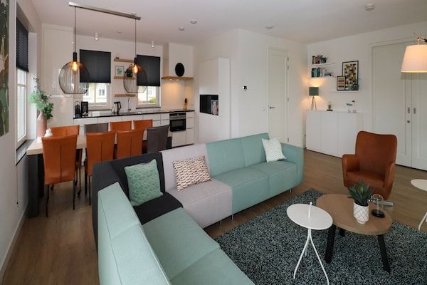 Woonkamer - Villa aan het meer met terras in Delfstrahuizen (2)