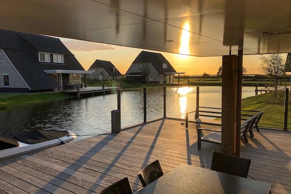 Terras - Villa aan het meer met terras in Delfstrahuizen (5)