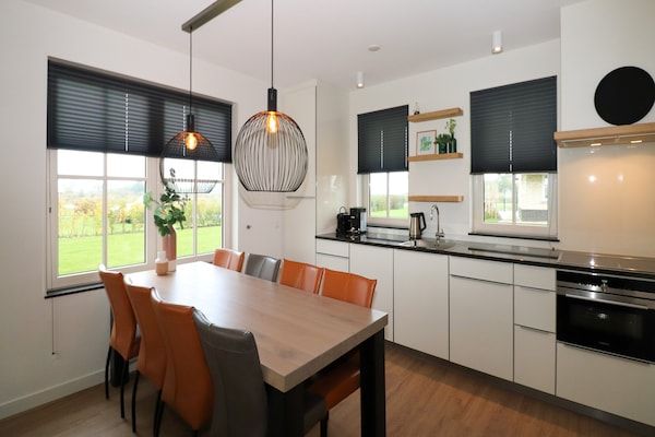 Keuken - Villa aan het meer met terras in Delfstrahuizen (3)