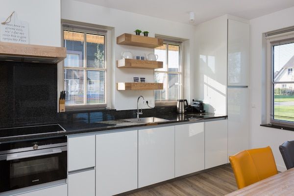 Keuken - Stijlvolle villa aan het water in Delfstrahuizen (3)