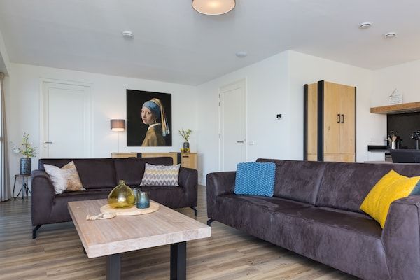 Woonkamer - Stijlvolle villa aan het water in Delfstrahuizen (2)