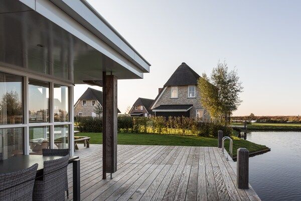 Terras - Stijlvolle villa aan het water in Delfstrahuizen (4)