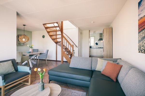 Woonkamer - Vakantiehuis bij Noordwijk Strand in Noordwijkerhout (2)
