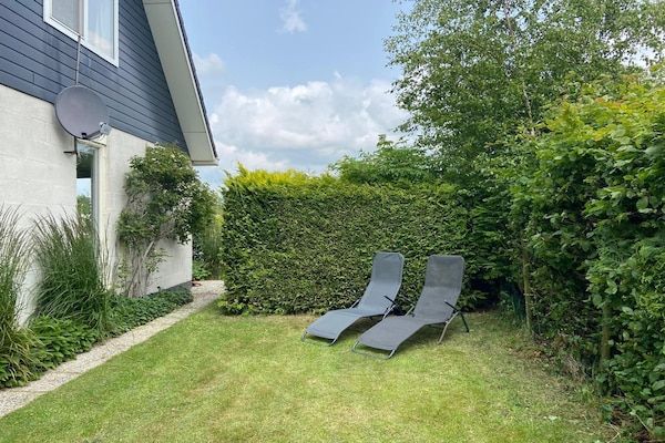 Tuin - Huis in Boornzwaag met eigen aanlegsteiger in Boornzwaag (5)