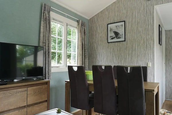 Eetkamer - Chalet in Stegeren bij wandelroutes in Stegeren (4)