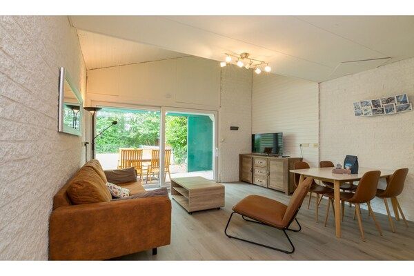 Woonkamer - Vakantiehuis bij Veerse Meer & Natuurpark in Kortgene (2)