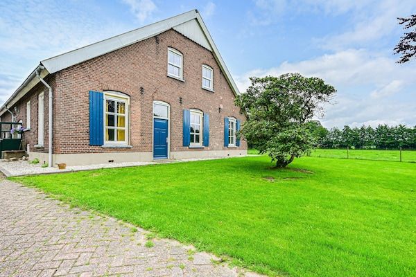 Buitenkant - Boerderij in De Heurne met dierenweide in De Heurne (1)