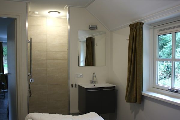 Badkamer - bosbungalow in Herperduin in Herpen (5)
