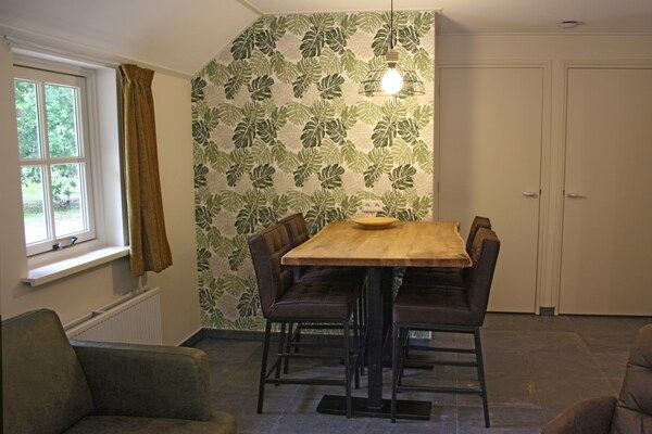 Woonkamer - bosbungalow in Herperduin in Herpen (2)