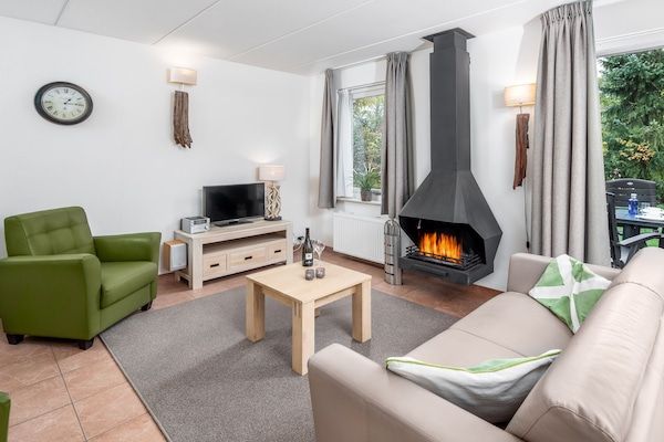 Woonkamer - Gerestyld huis met open haard, omgeven door groen in Hoogersmilde (2)