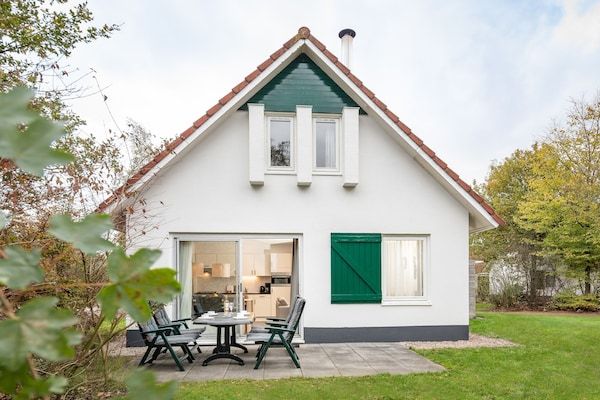Buitenkant - Gerestyld huis met open haard, omgeven door groen in Hoogersmilde (1)