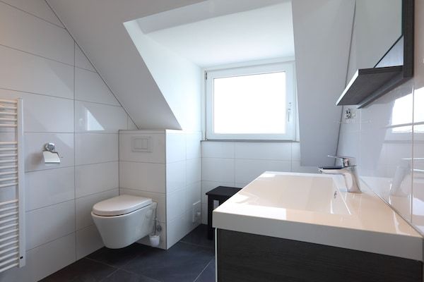 Badkamer - Natuuruitje met balkon in Vlagtwedde (5)