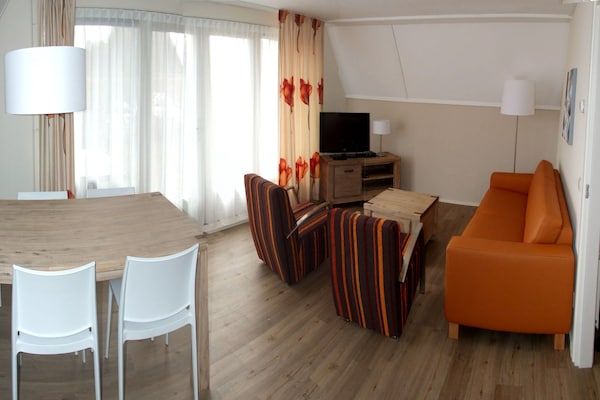 Woonkamer - Natuuruitje met balkon in Vlagtwedde (2)