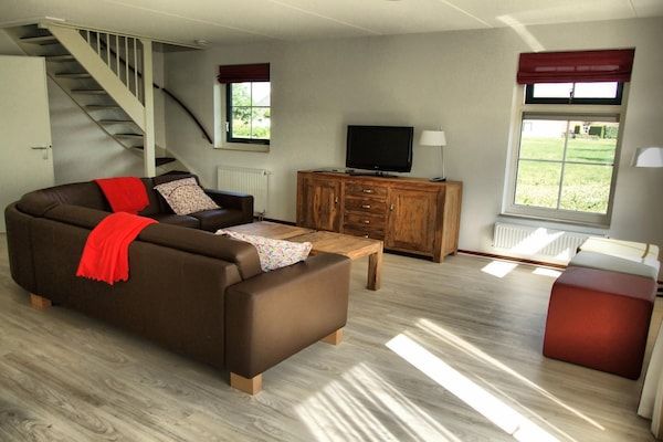 Woonkamer - Wellnessbungalow aan het meer in Vlagtwedde (1)