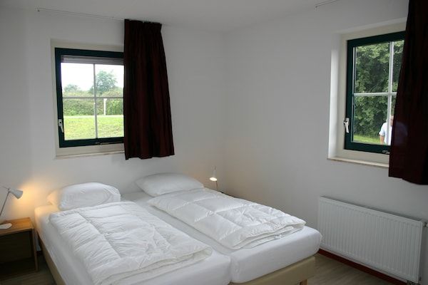 Slaapkamer - Wellnessbungalow aan het meer in Vlagtwedde (4)