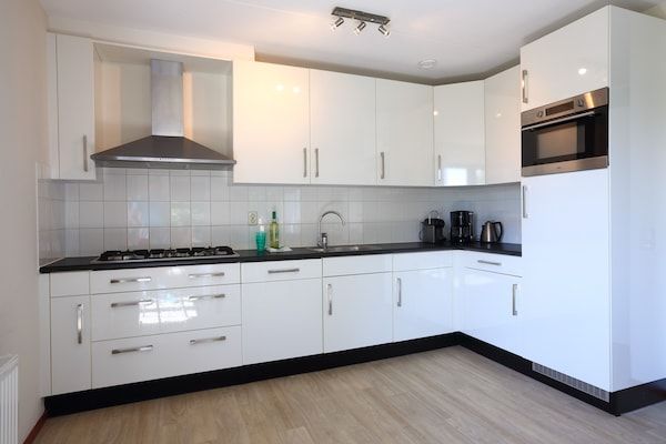 Keuken - Wellnessbungalow aan het meer in Vlagtwedde (3)