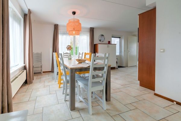Eetkamer - Vakantiehuis in Zeewolde bij Bos in Zeewolde (5)