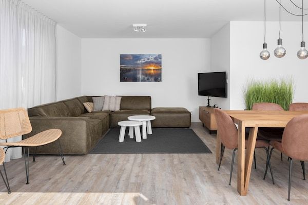 Woonkamer - Villa aan Veerse Meer met Sauna in Wolphaartsdijk (3)