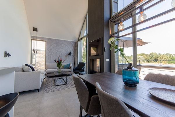 Eetkamer - Wellness villa met uitzicht bij Maastricht in Maastricht (3)