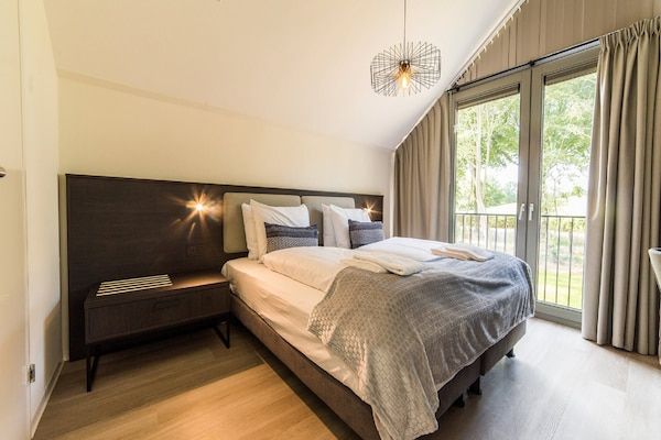 Slaapkamer - Luxe villa met binnenzwembad in Maastricht (1)