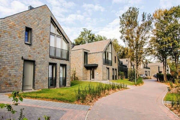 Buitenkant - Luxe villa met binnenzwembad in Maastricht (5)