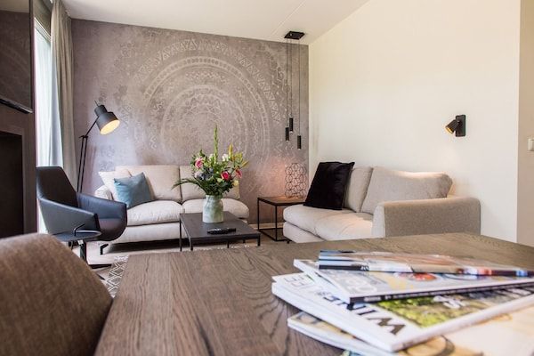 Woonkamer - Villa met uitzicht op vijver bij Maastricht in Maastricht (2)