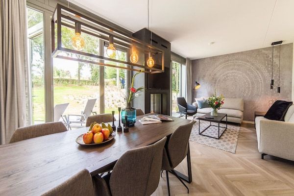 Eetkamer - Villa met uitzicht op vijver bij Maastricht in Maastricht (3)