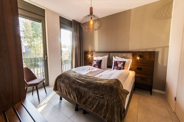 Slaapkamer - Schitterende wellness villa met uitzicht in Maastricht (1)