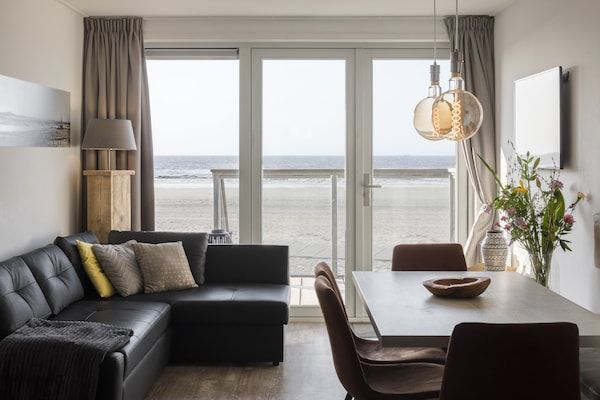 Woonkamer - Strandhuis in Hoek van Holland aan Zee in Hoek Van Holland (2)