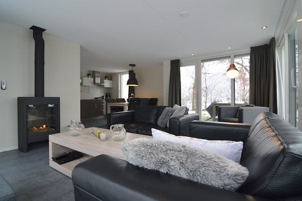 Woonkamer - Huis in Reutum met Jacuzzi & Boszicht in Reutum (2)