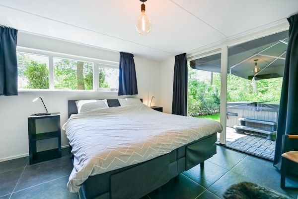 Slaapkamer - Huis in Reutum met Jacuzzi & Boszicht in Reutum (5)