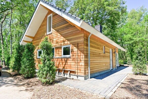 Buitenkant - Huis in Reutum met Jacuzzi & Boszicht in Reutum (1)