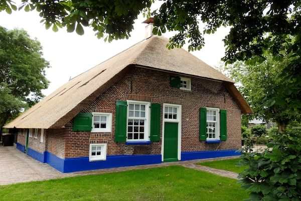 Buitenkant - Boerderij in Staphorst met sauna in Rouveen (1)