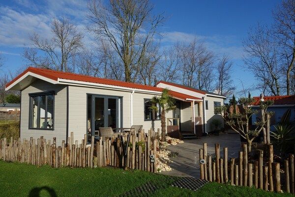 Buitenkant - Chalet in Goedereede bij Noordzeestrand in Goedereede (1)