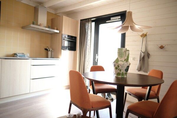 Eetkamer - Bijzondere lodge met geweldig uitzicht in Gulpen in Gulpen (2)