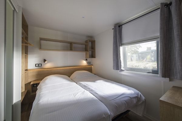 Slaapkamer - Huisdiervriendelijk verblijf in een lodge in Maurik (5)