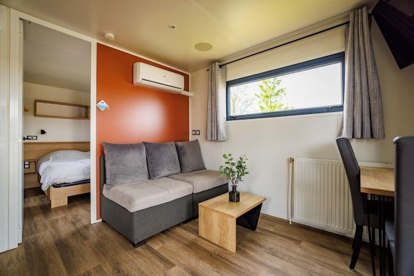 Woonkamer - Huisdiervriendelijk verblijf in een lodge in Maurik (3)