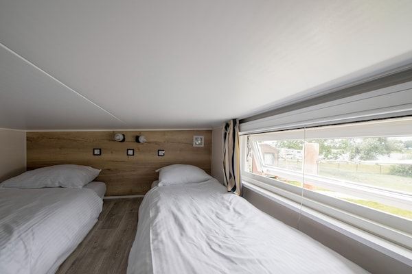Slaapkamer - Tiny Beach House bij het strand in Maurik (4)